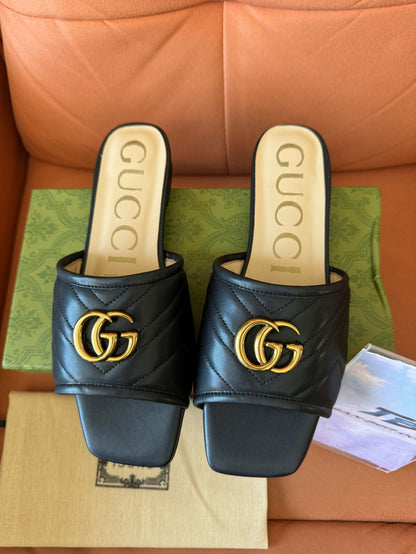 Sandalias Gucci GG Marmont de piel negra - 602184