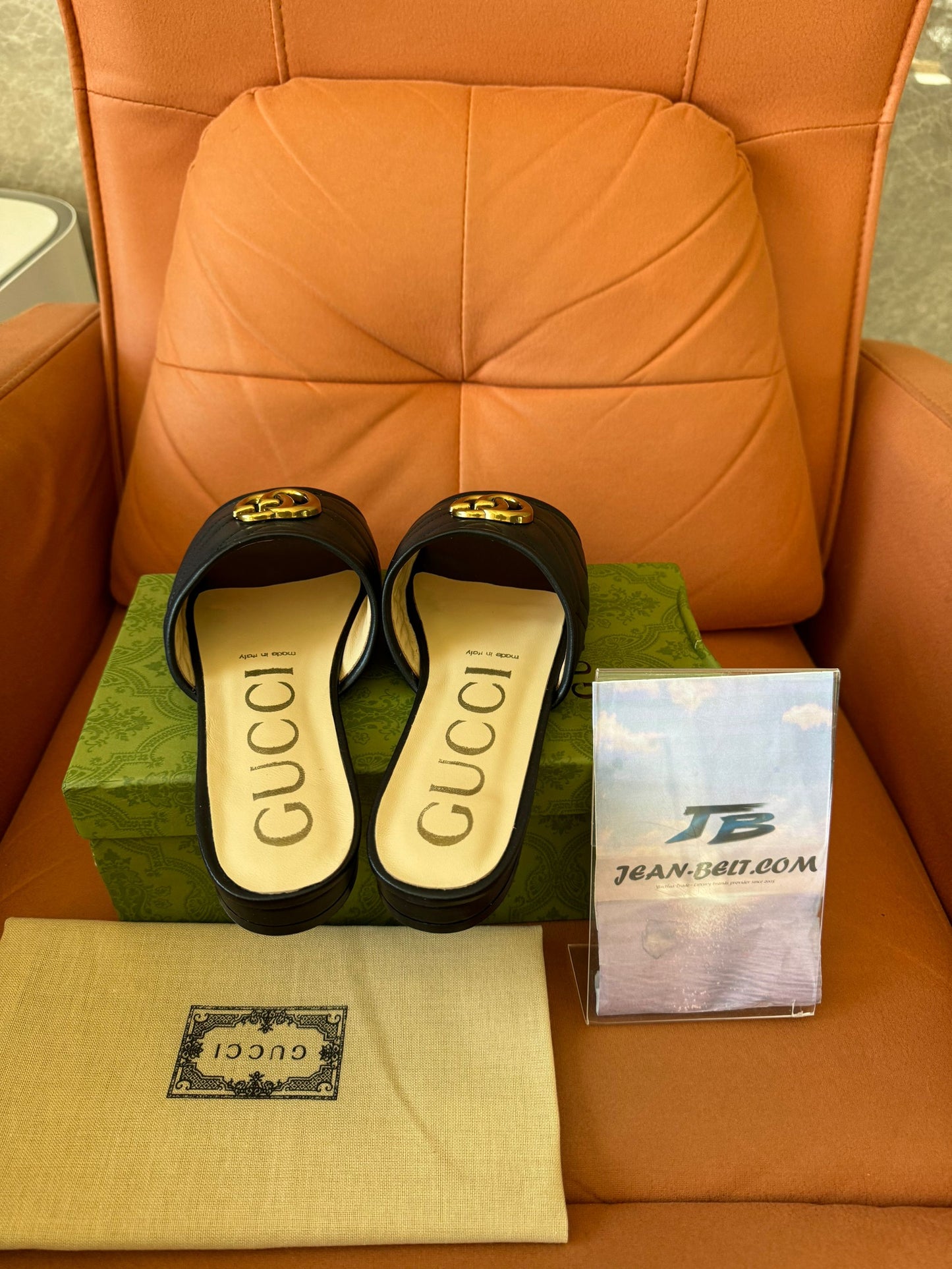 Sandalias Gucci GG Marmont de piel negra - 602184