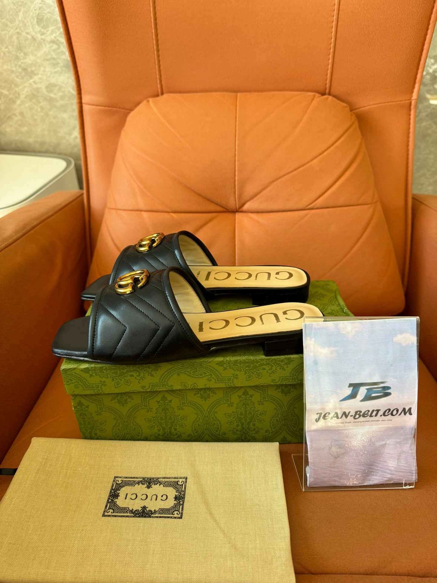 Sandalias Gucci GG Marmont de piel negra - 602184