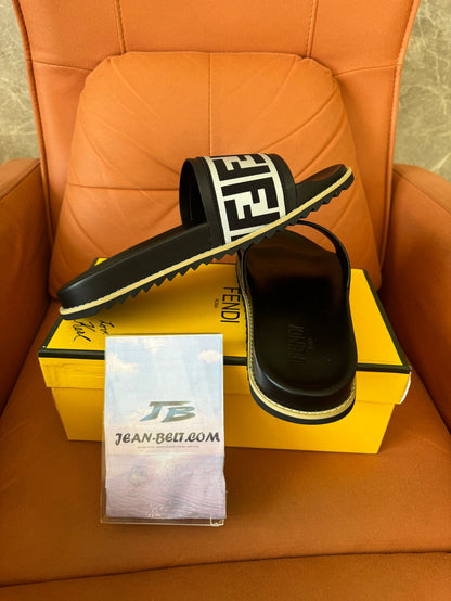 Sandálias Fendi FF slide em preto e branco