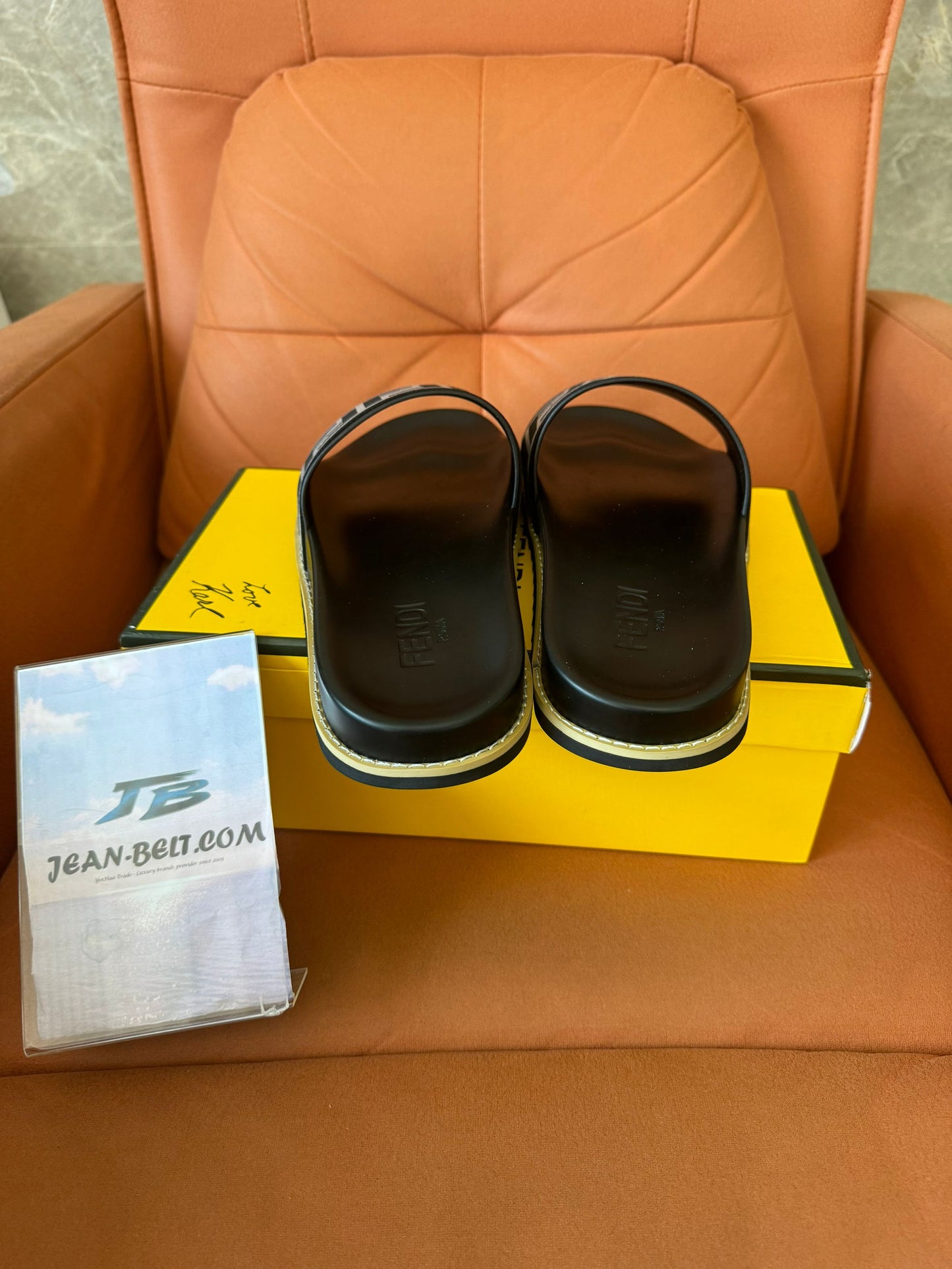 Sandálias Fendi FF slide em preto e branco