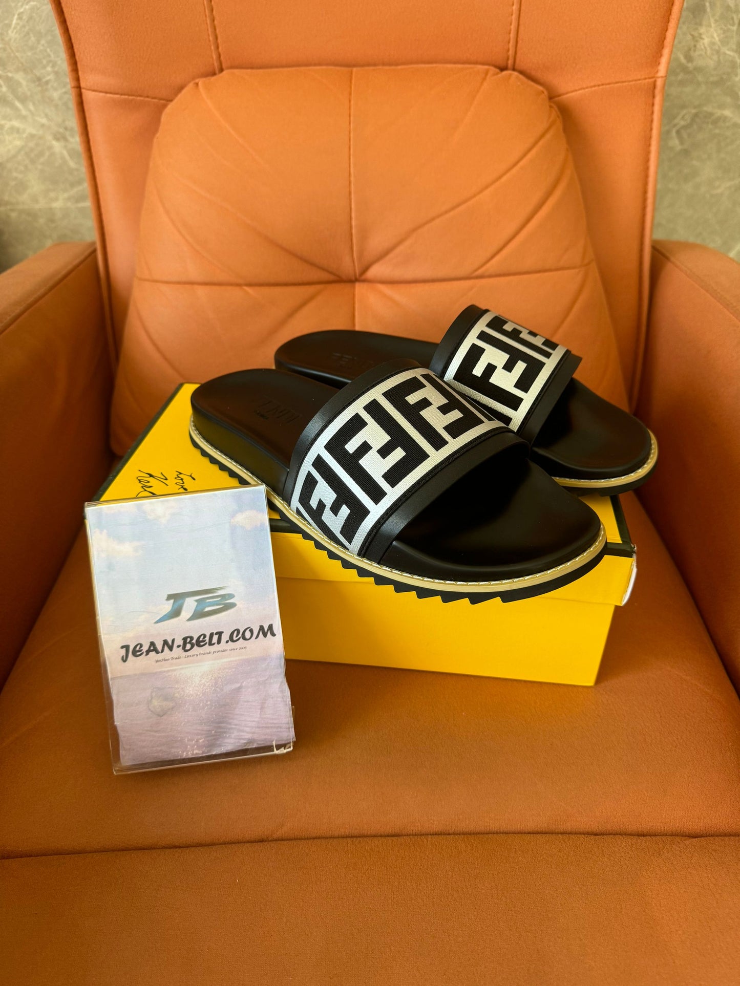 Sandálias Fendi FF slide em preto e branco