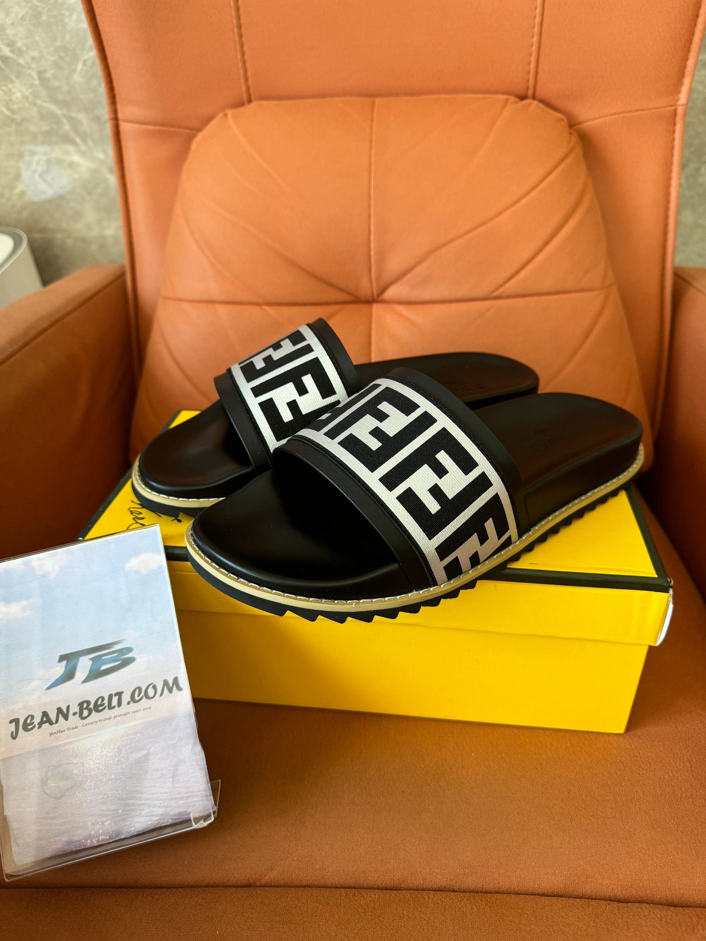 Sandálias Fendi FF slide em preto e branco