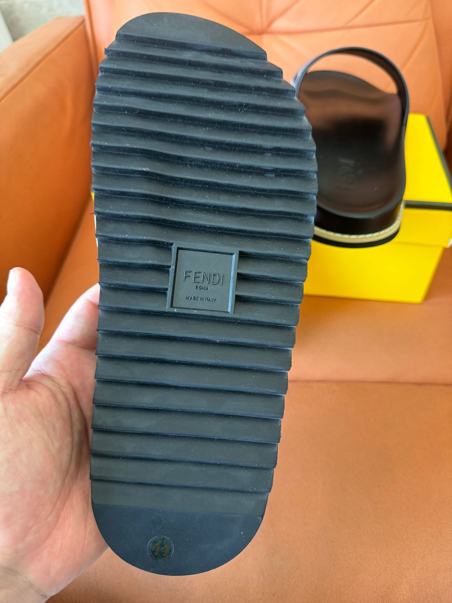 Sandálias Fendi FF slide em preto e branco