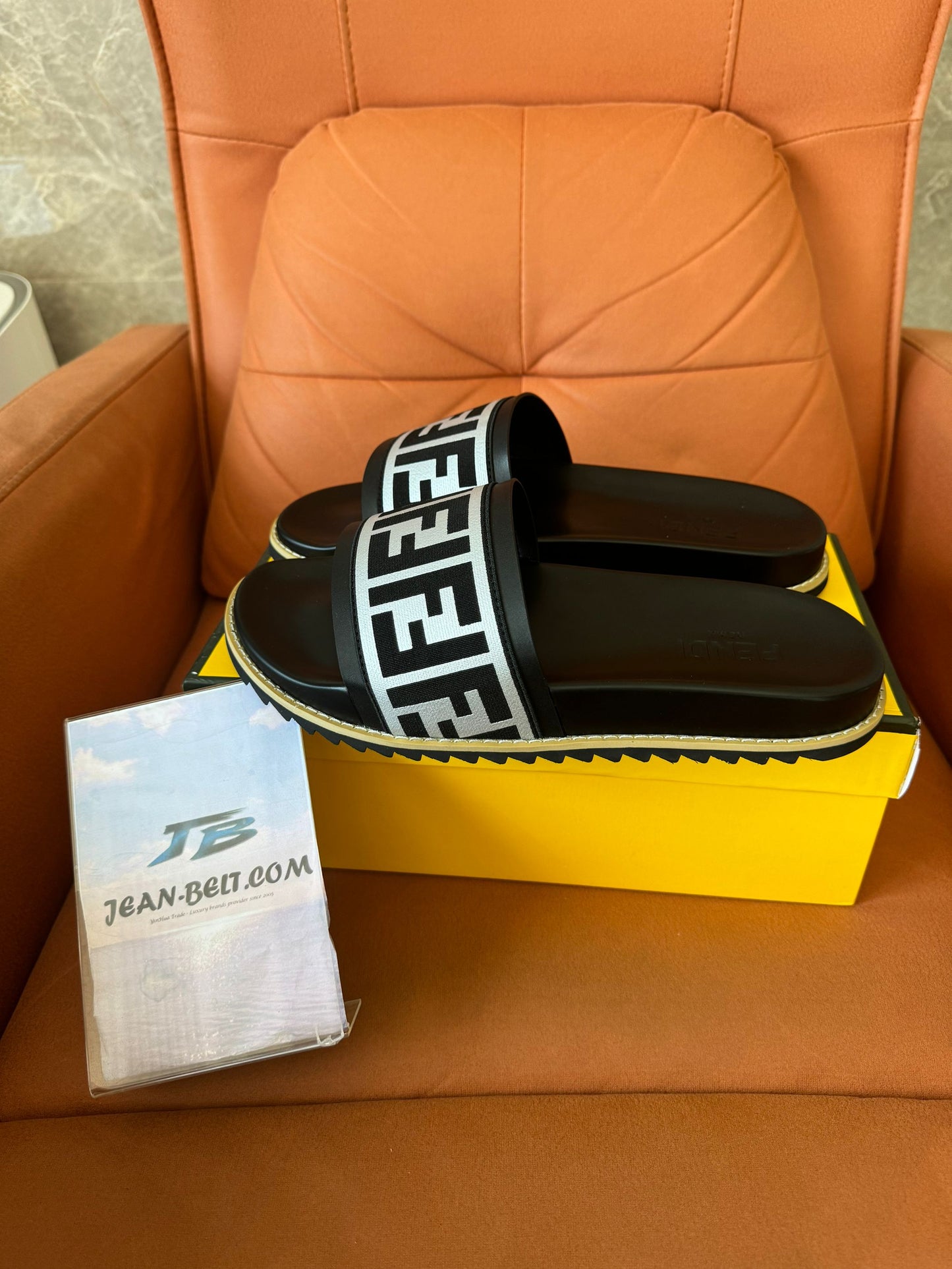 Sandálias Fendi FF slide em preto e branco