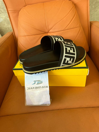 Sandálias Fendi FF slide em preto e branco