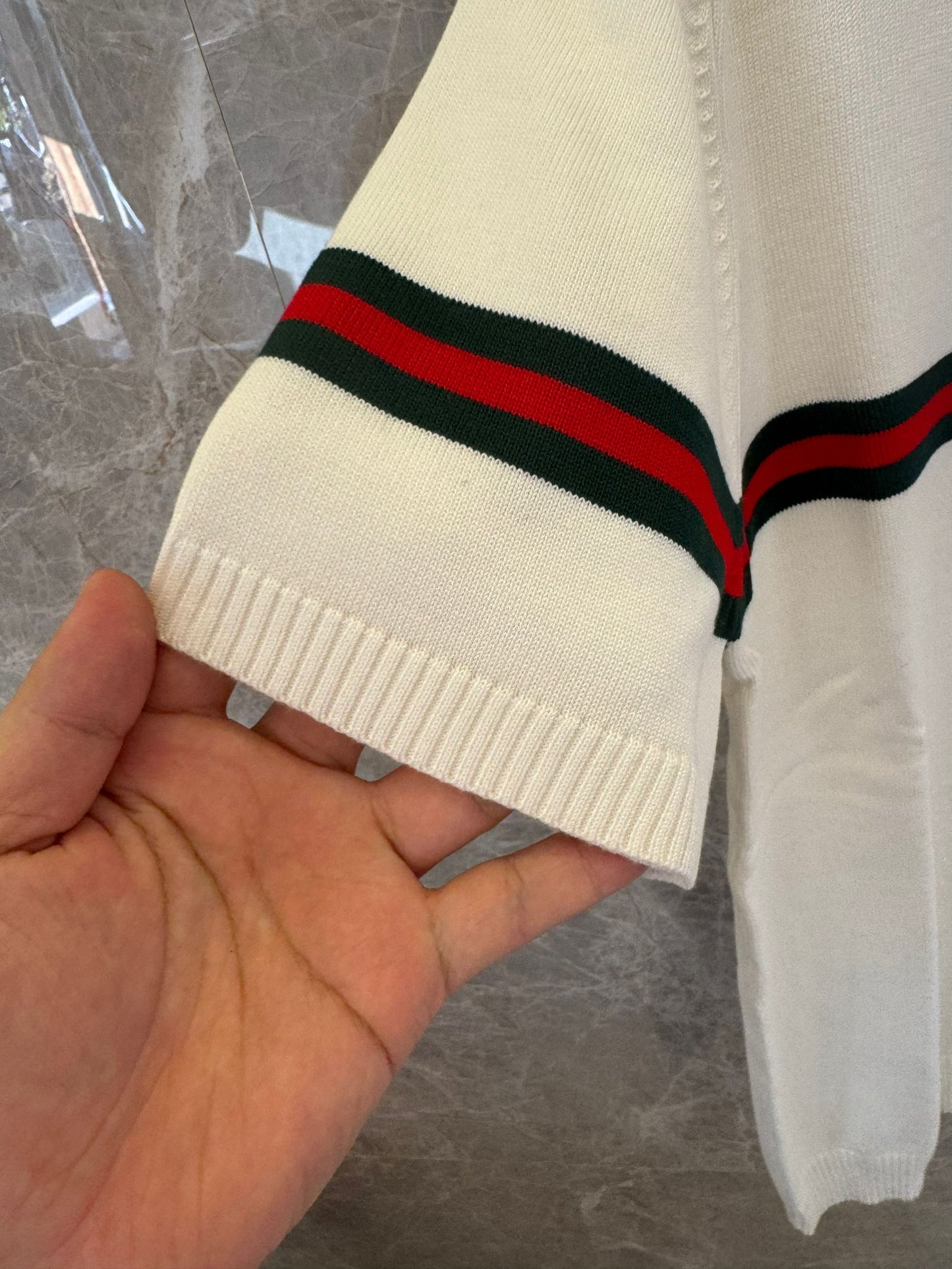 Blusa de malha de manga curta Gucci com logotipo bordado