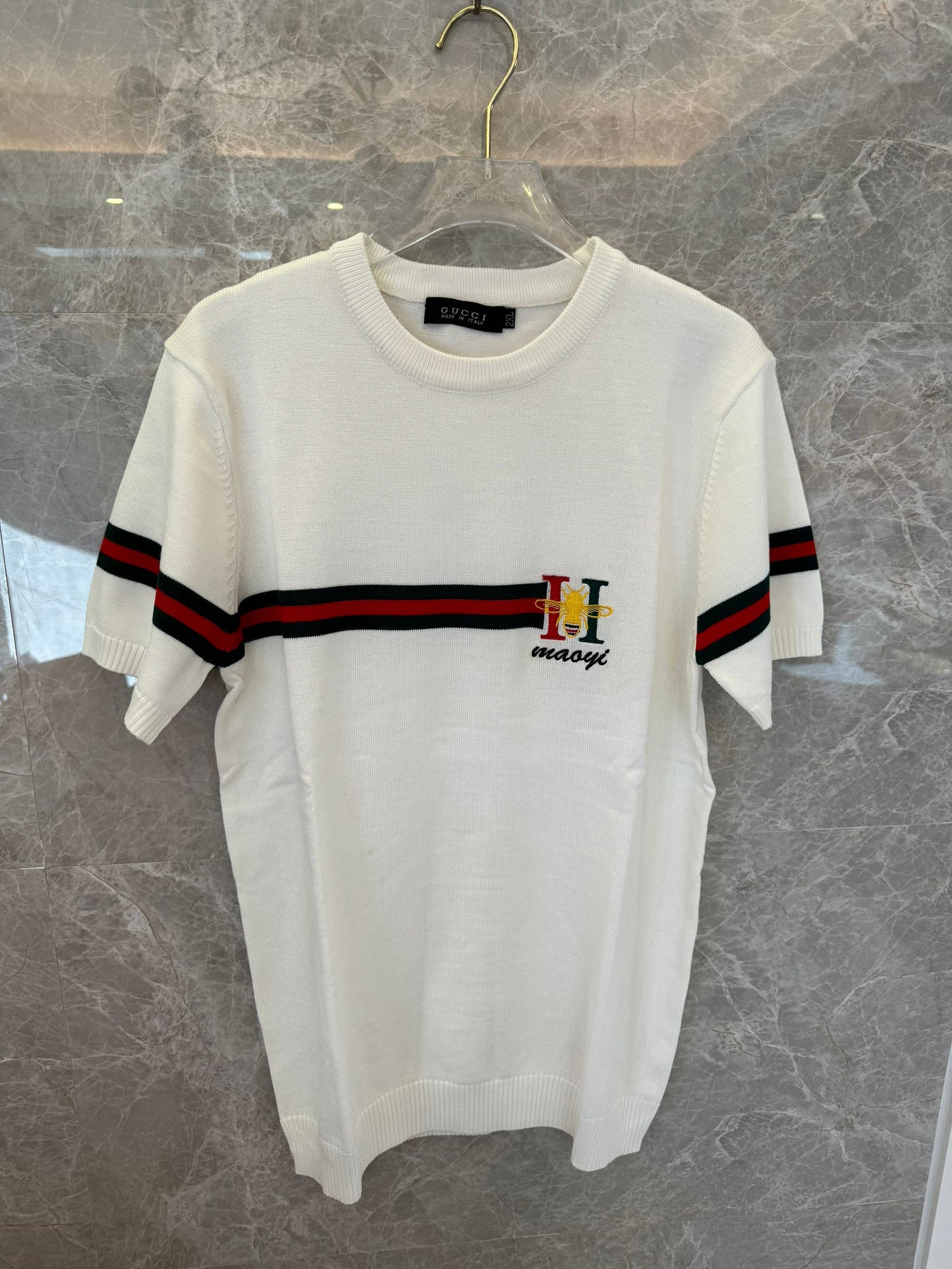 Blusa de malha de manga curta Gucci com logotipo bordado