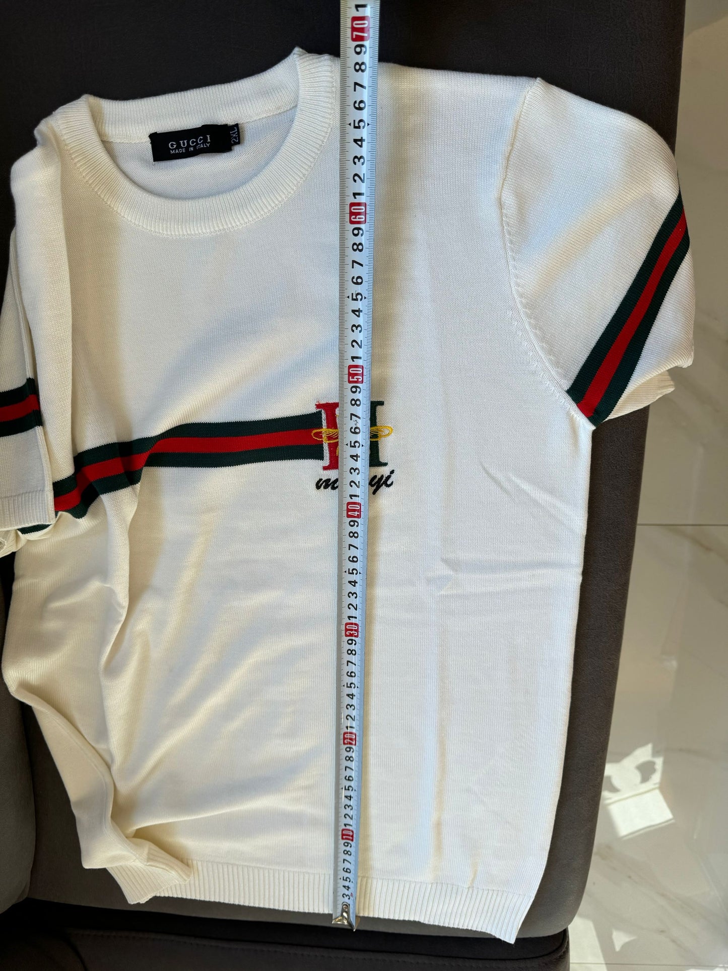 Blusa de malha de manga curta Gucci com logotipo bordado