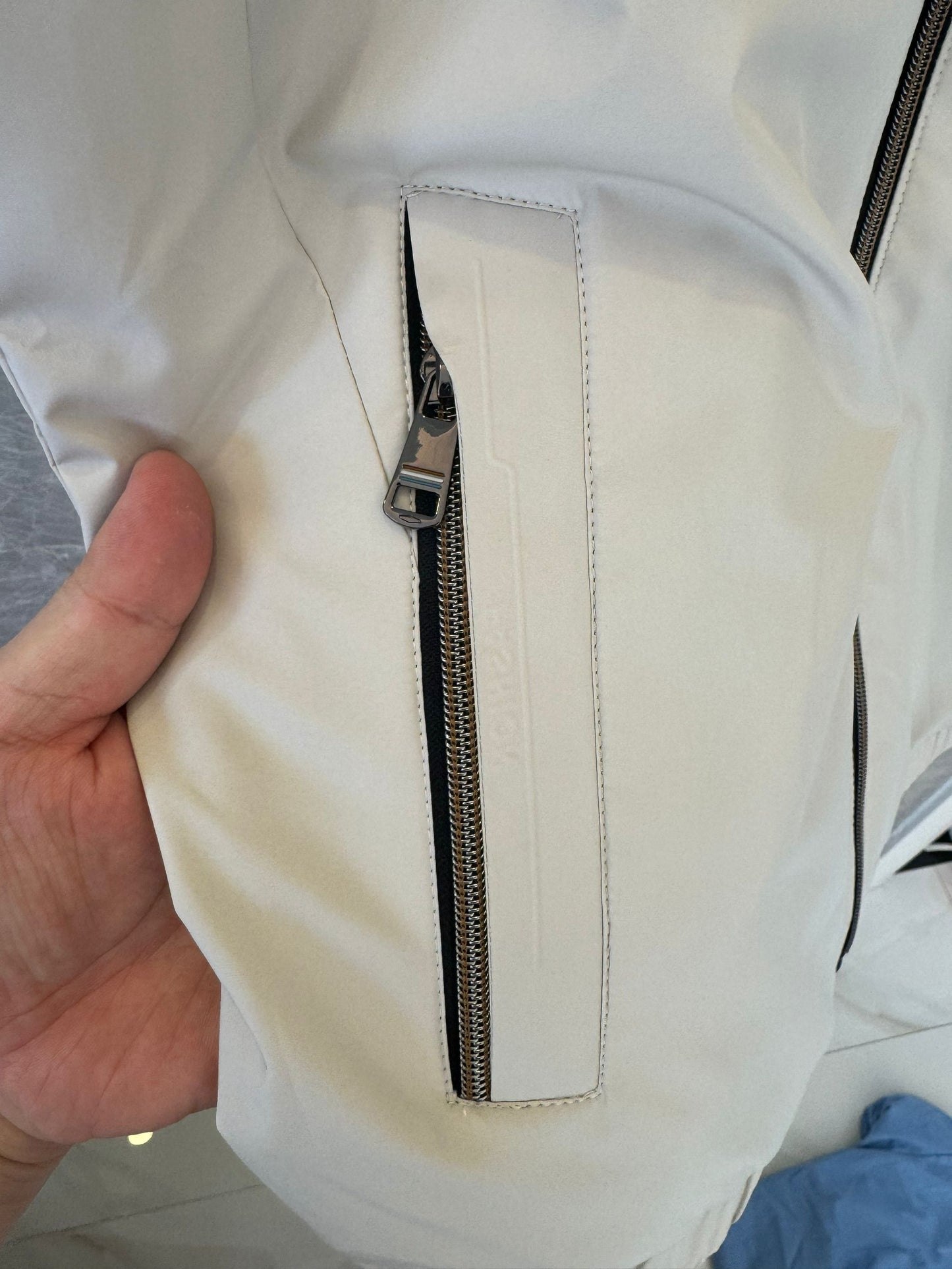 Burberry Lightweight Sleeveless Vest with Vintage Check Lining