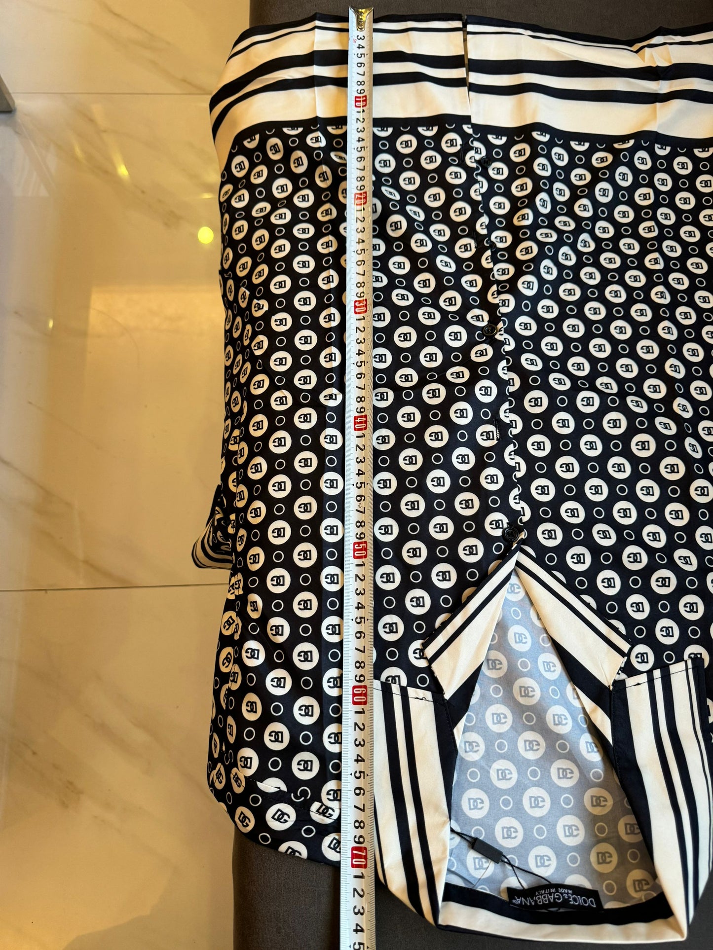 Conjunto de camisa de manga corta y pantalones cortos con monograma de Dolce &amp; Gabbana