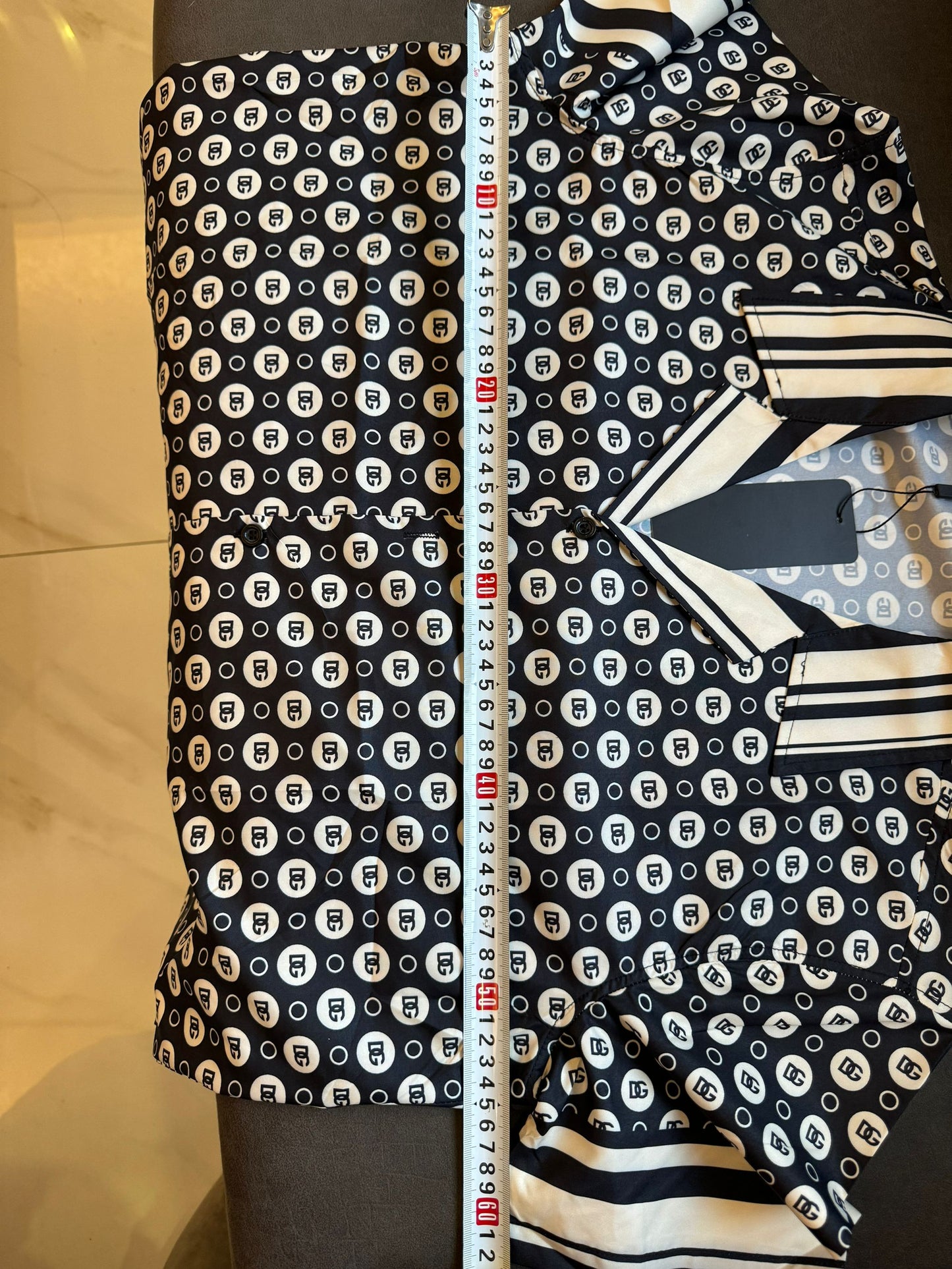 Conjunto de camisa de manga corta y pantalones cortos con monograma de Dolce &amp; Gabbana