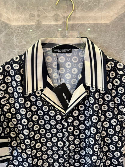 Conjunto de camisa de manga corta y pantalones cortos con monograma de Dolce &amp; Gabbana