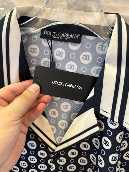 Conjunto de camisa de manga corta y pantalones cortos con monograma de Dolce &amp; Gabbana