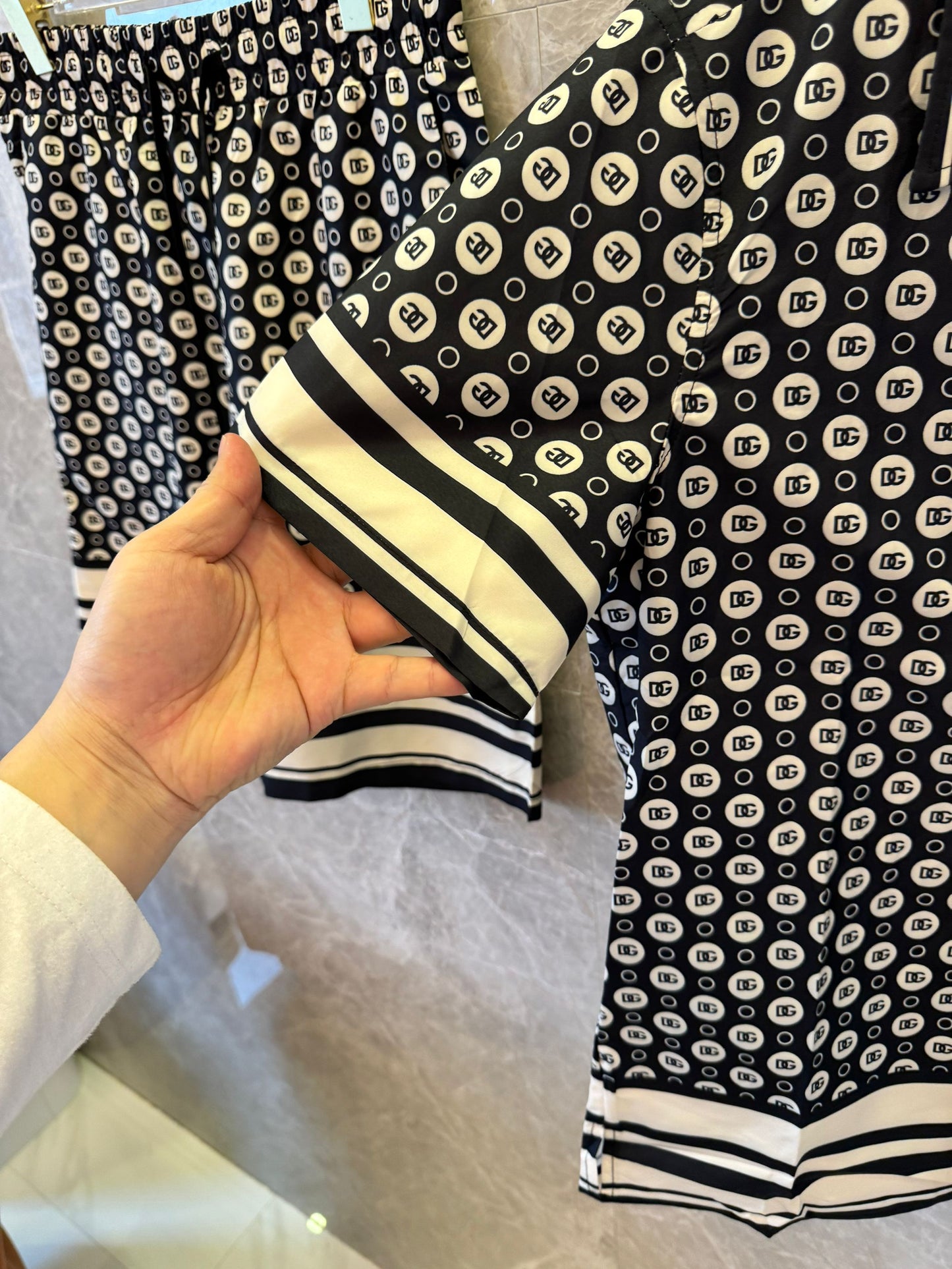 Conjunto de camisa de manga corta y pantalones cortos con monograma de Dolce &amp; Gabbana