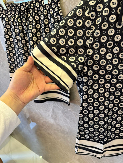 Conjunto de camisa de manga corta y pantalones cortos con monograma de Dolce &amp; Gabbana