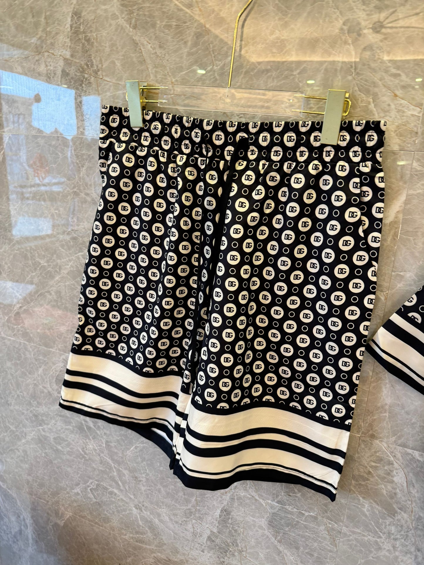 Conjunto de camisa de manga corta y pantalones cortos con monograma de Dolce &amp; Gabbana