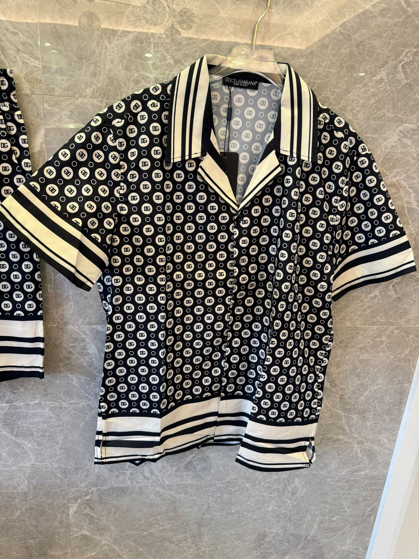 Conjunto de camisa de manga corta y pantalones cortos con monograma de Dolce &amp; Gabbana