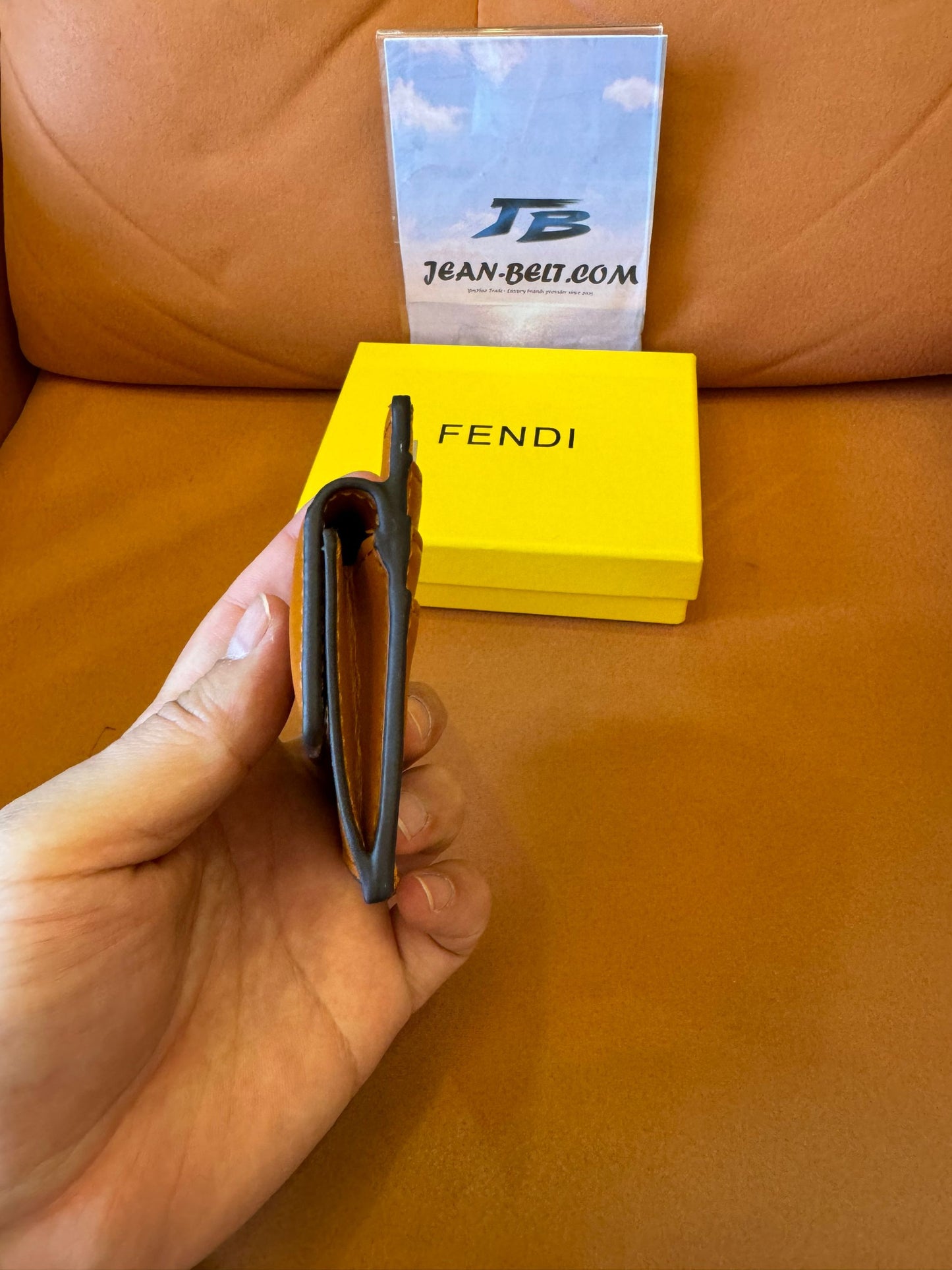 Carteira tripla de couro Fendi Roma – marrom camelo