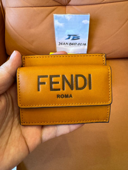 Carteira tripla de couro Fendi Roma – marrom camelo