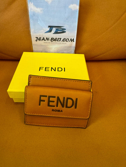 Carteira tripla de couro Fendi Roma – marrom camelo