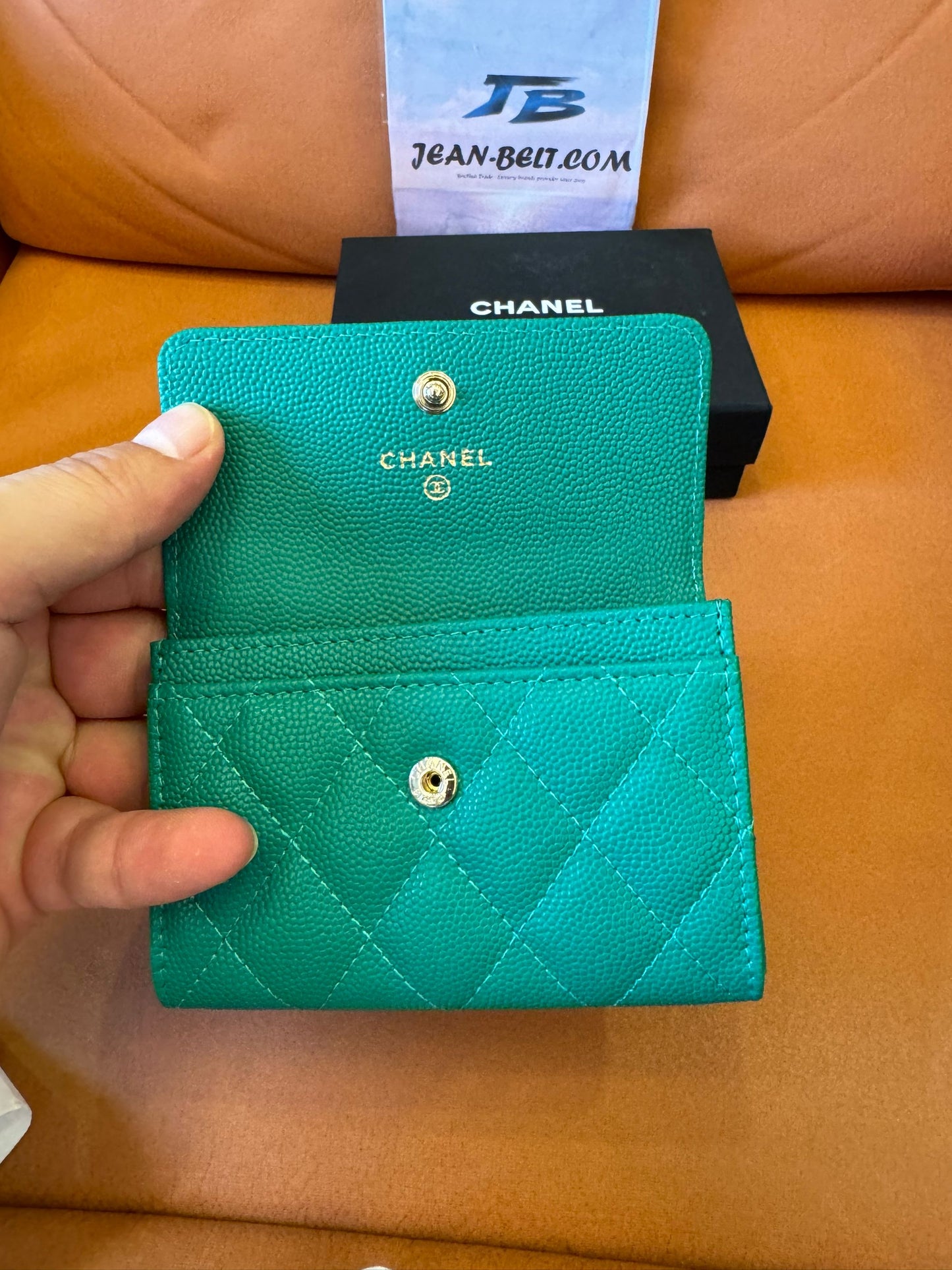 Cartera clásica con solapa de Chanel: piel caviar verde esmeralda con logo CC dorado.