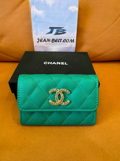 Cartera clásica con solapa de Chanel: piel caviar verde esmeralda con logo CC dorado.