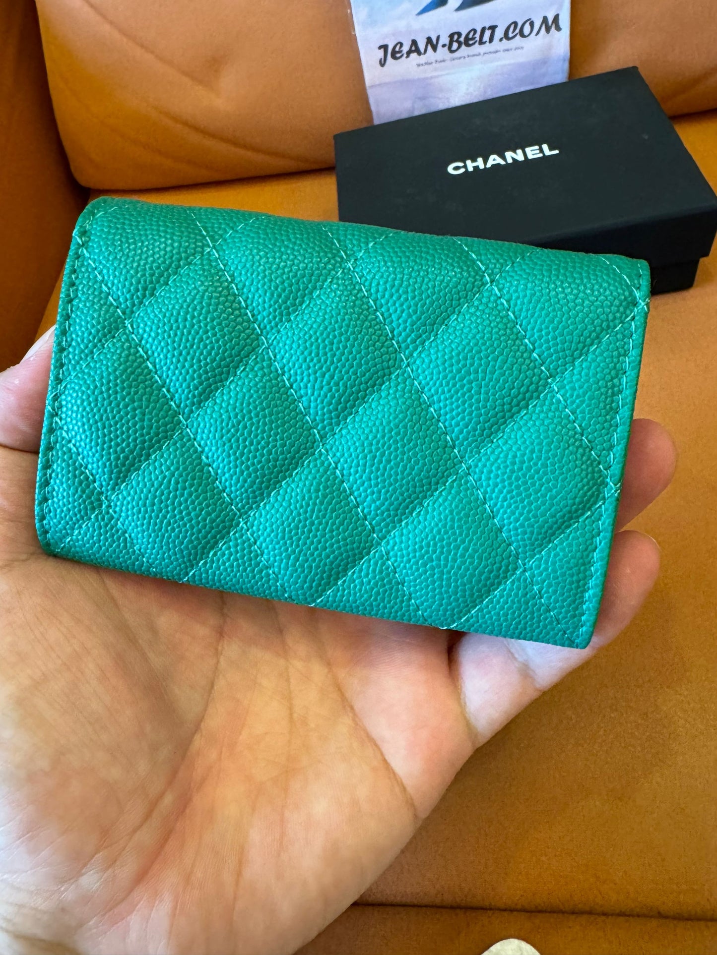 Cartera clásica con solapa de Chanel: piel caviar verde esmeralda con logo CC dorado.