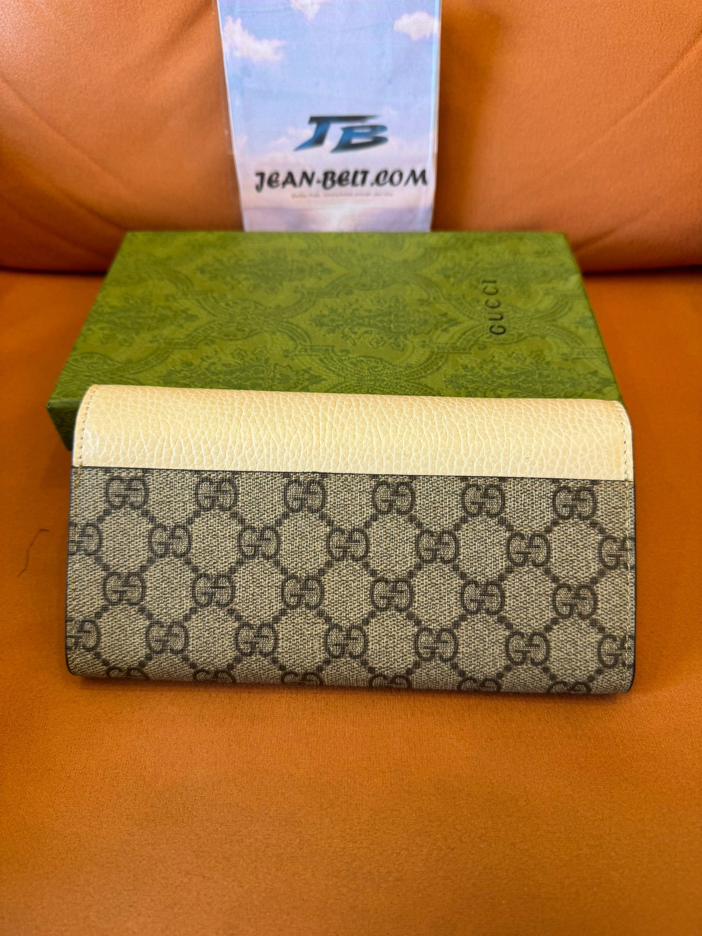 Carteira Gucci GG Supreme de lona e couro branco com aba – logotipo GG dourado