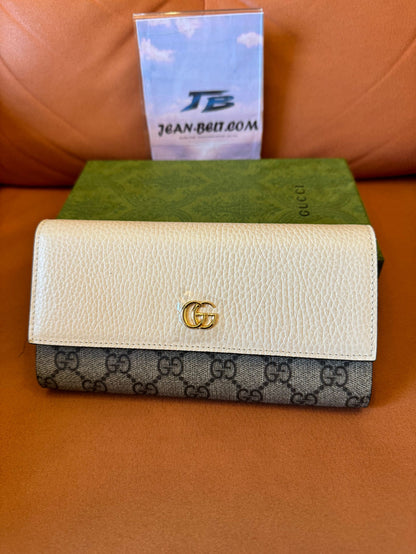 Carteira Gucci GG Supreme de lona e couro branco com aba – logotipo GG dourado