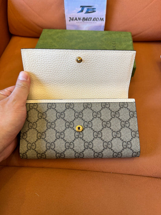 Carteira Gucci GG Supreme de lona e couro branco com aba – logotipo GG dourado