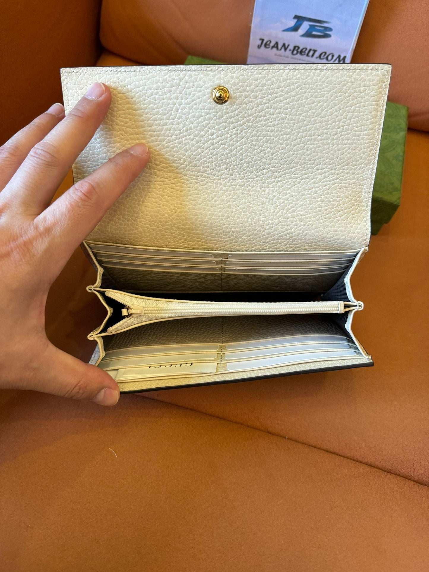 Carteira Gucci GG Supreme de lona e couro branco com aba – logotipo GG dourado