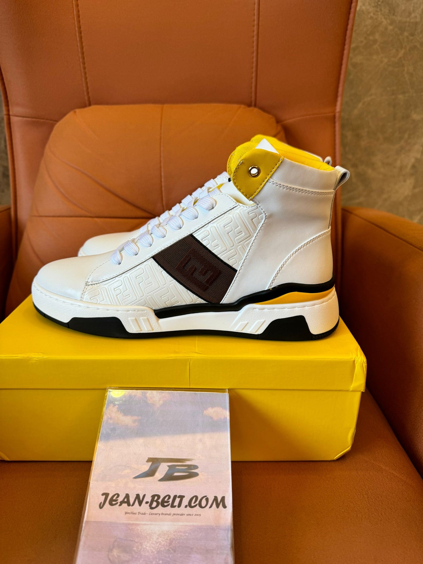 Zapatillas altas Fendi de piel blanca con detalle amarillo y logotipo FF