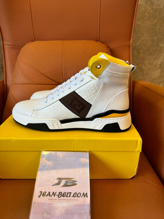 Tênis Fendi de cano alto em couro branco com detalhe amarelo e logotipo FF