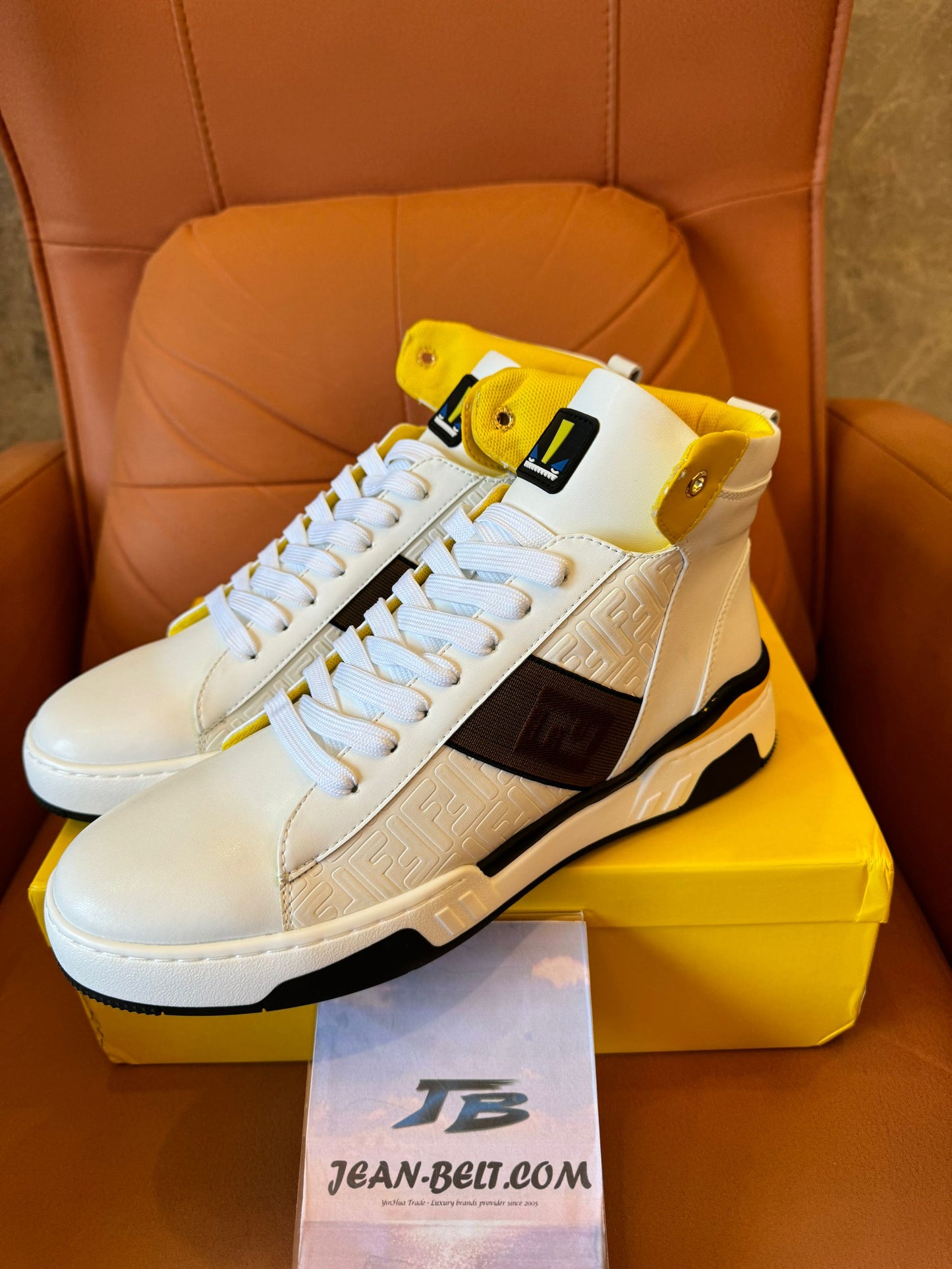 Zapatillas altas Fendi de piel blanca con detalle amarillo y logotipo FF