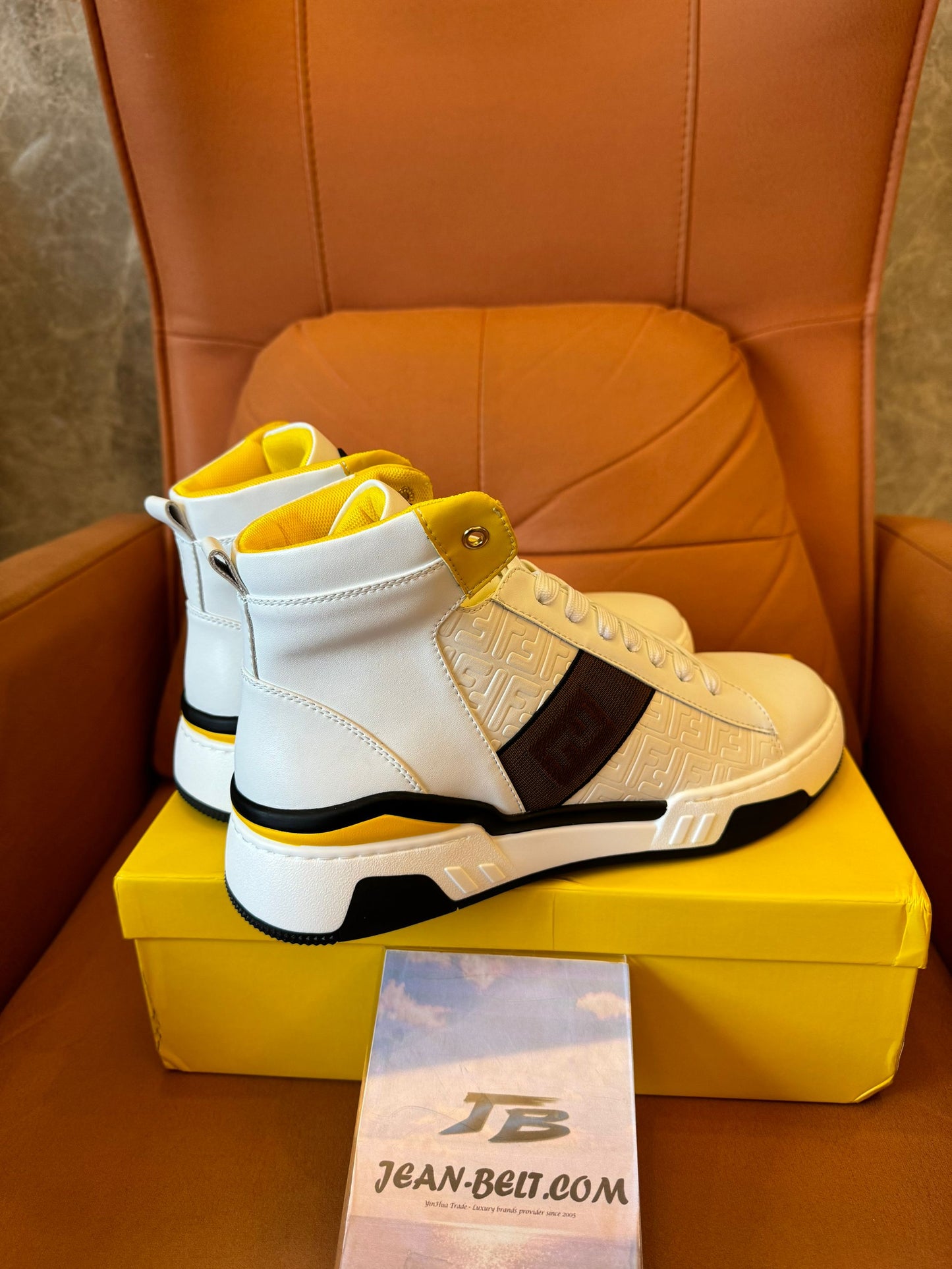 Zapatillas altas Fendi de piel blanca con detalle amarillo y logotipo FF