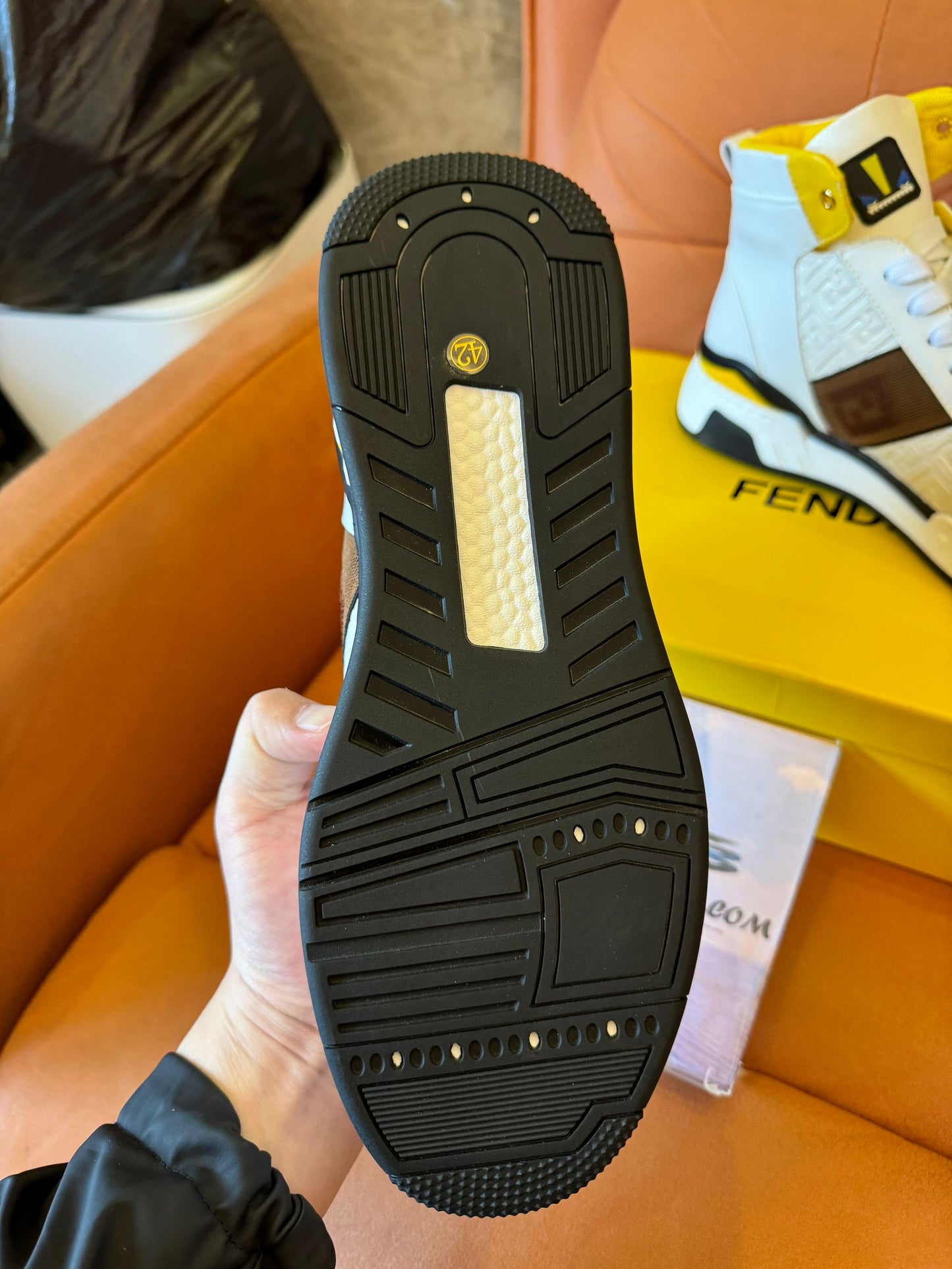 Zapatillas altas Fendi de piel blanca con detalle amarillo y logotipo FF