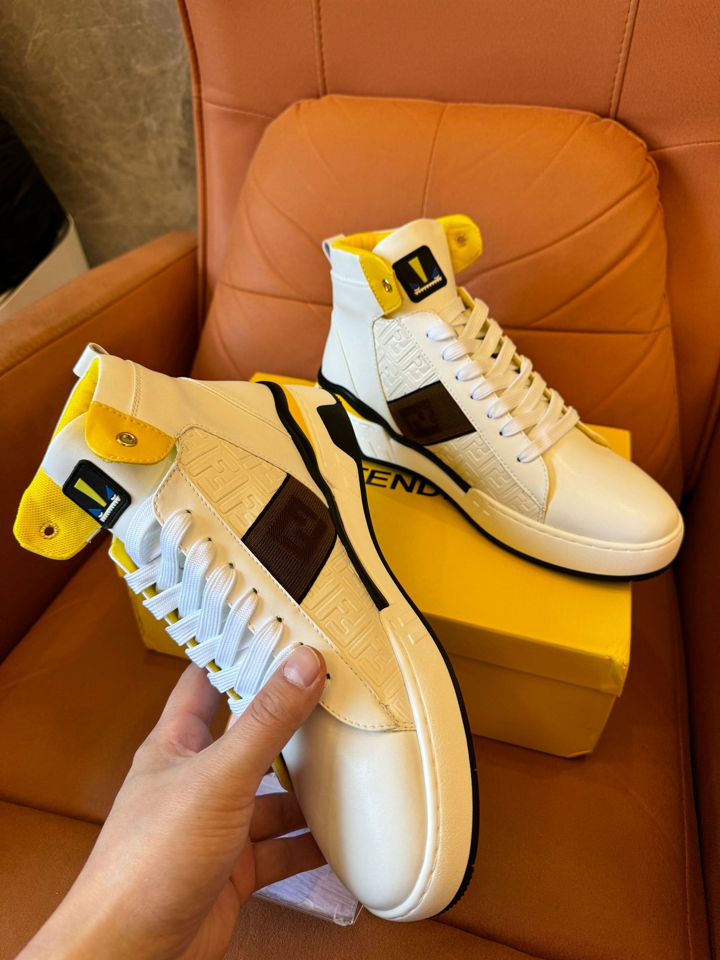 Zapatillas altas Fendi de piel blanca con detalle amarillo y logotipo FF