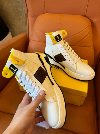 Zapatillas altas Fendi de piel blanca con detalle amarillo y logotipo FF