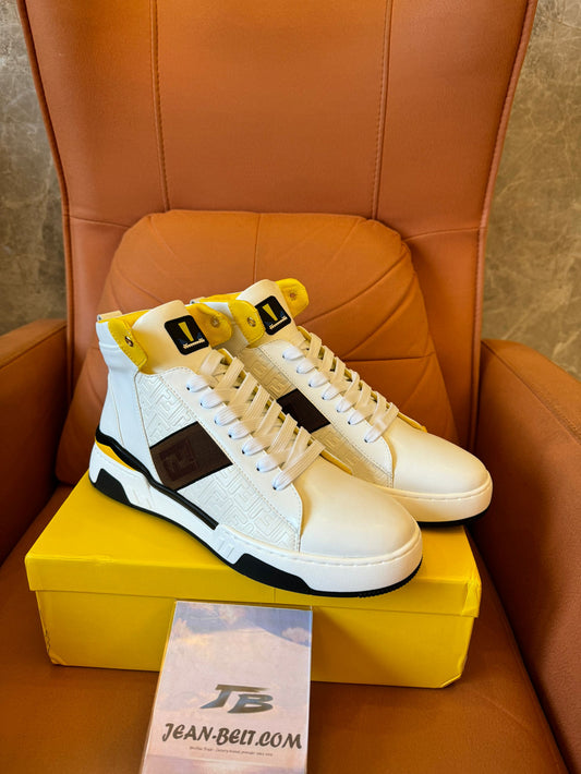Tênis Fendi de cano alto em couro branco com detalhe amarelo e logotipo FF