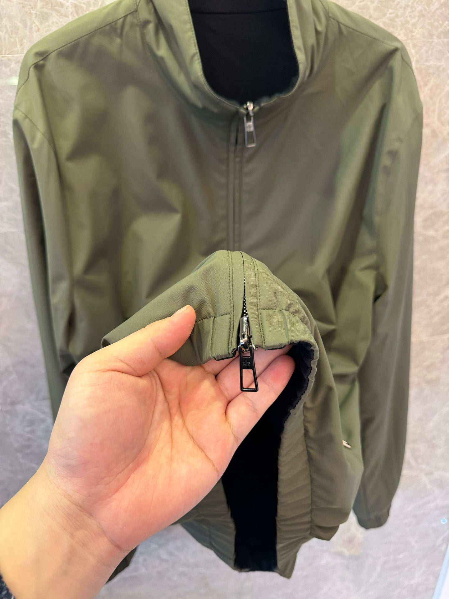 Chaqueta ligera con cremallera verde oliva para hombre de Loro Piana
