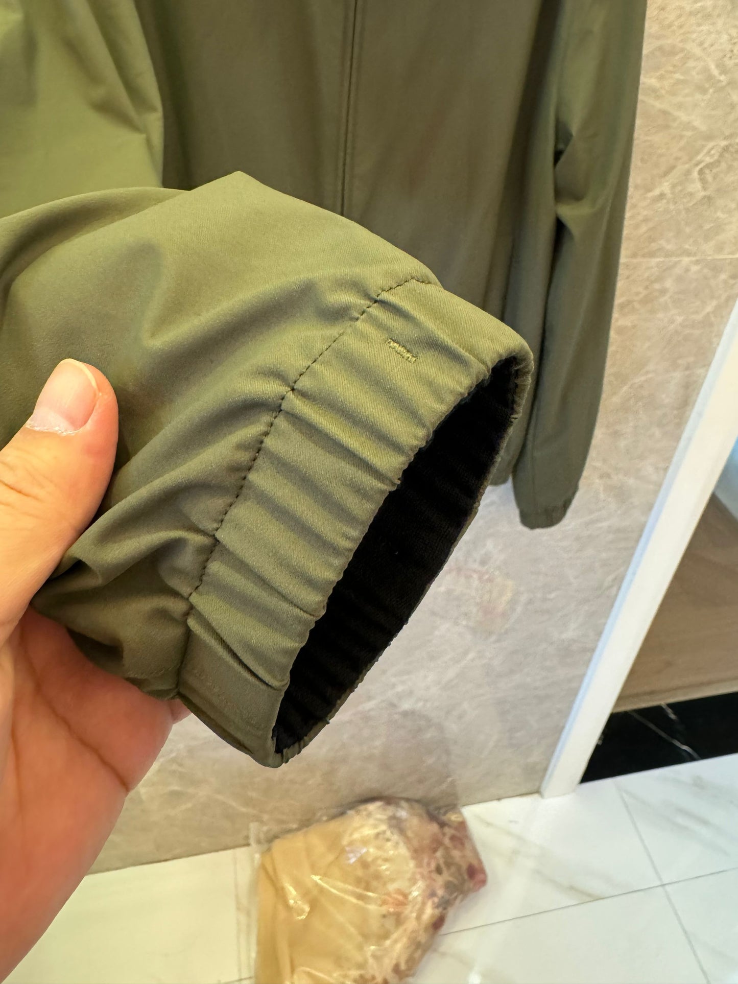 Chaqueta ligera con cremallera verde oliva para hombre de Loro Piana