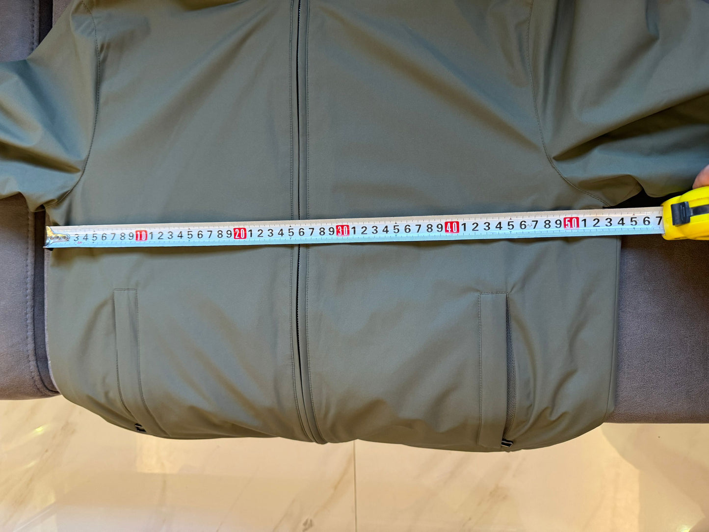 Chaqueta ligera con cremallera verde oliva para hombre de Loro Piana