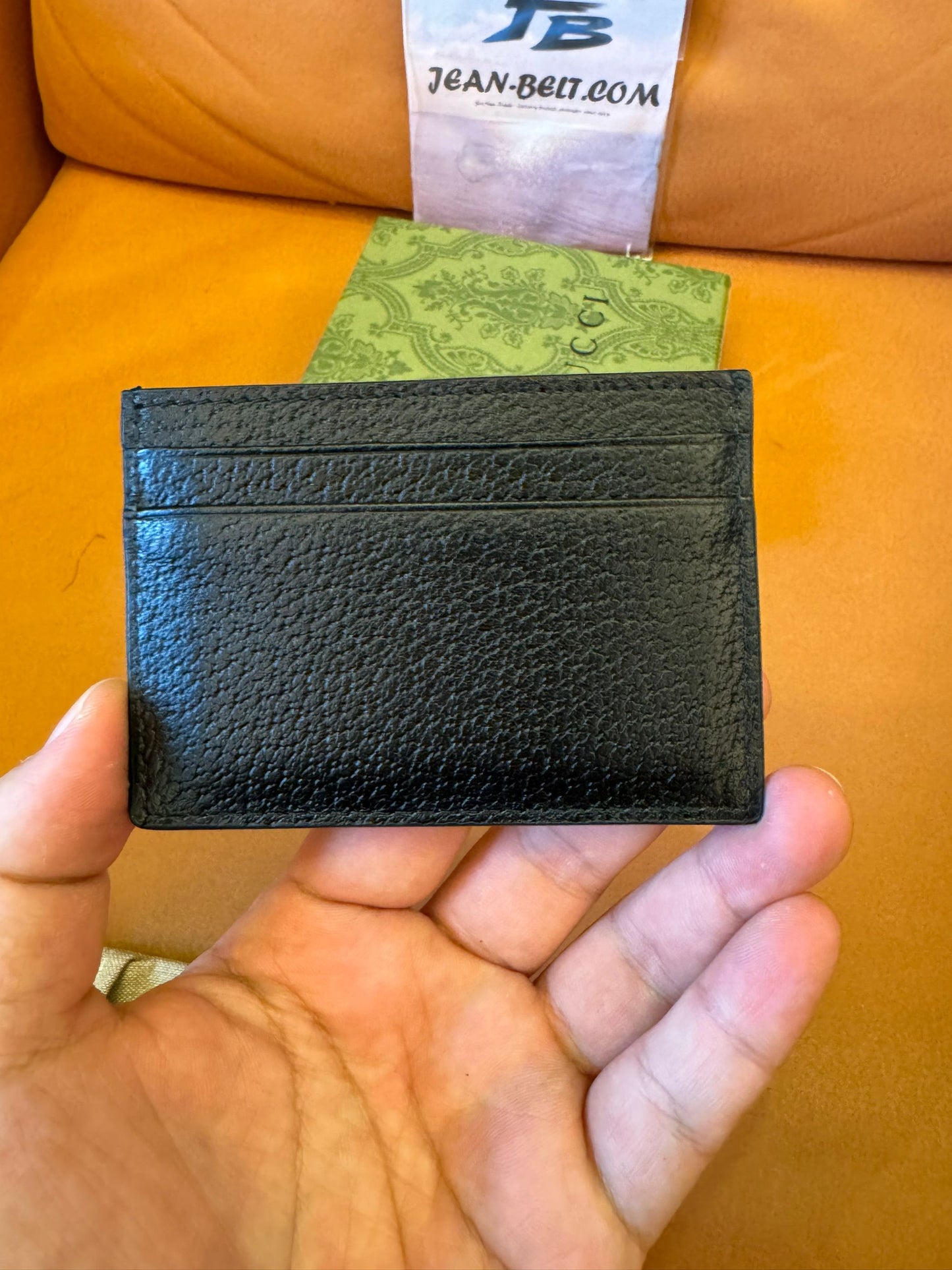 Tarjetero Gucci de piel negra con logotipo de abeja dorado