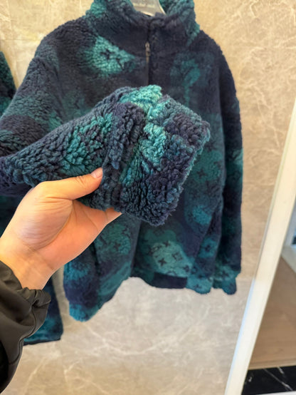 Conjunto de chaqueta y pantalón de piel de oveja con monograma de Louis Vuitton