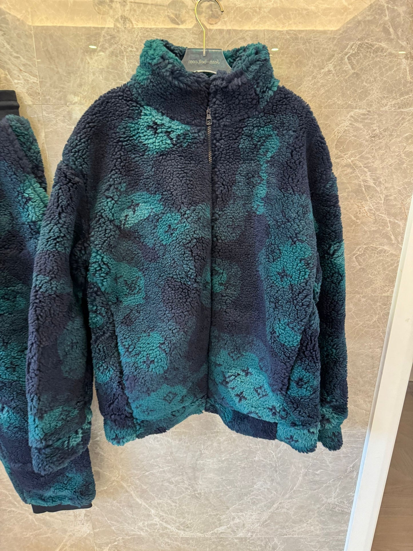 Conjunto de chaqueta y pantalón de piel de oveja con monograma de Louis Vuitton