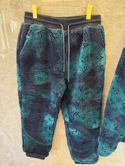 Conjunto de chaqueta y pantalón de piel de oveja con monograma de Louis Vuitton
