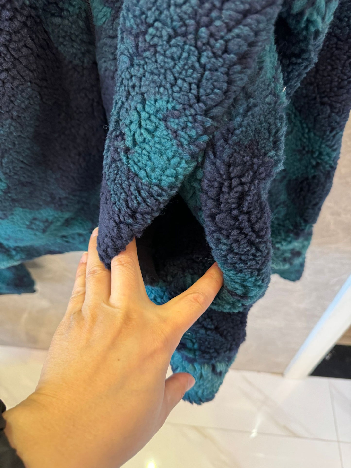 Conjunto de chaqueta y pantalón de piel de oveja con monograma de Louis Vuitton