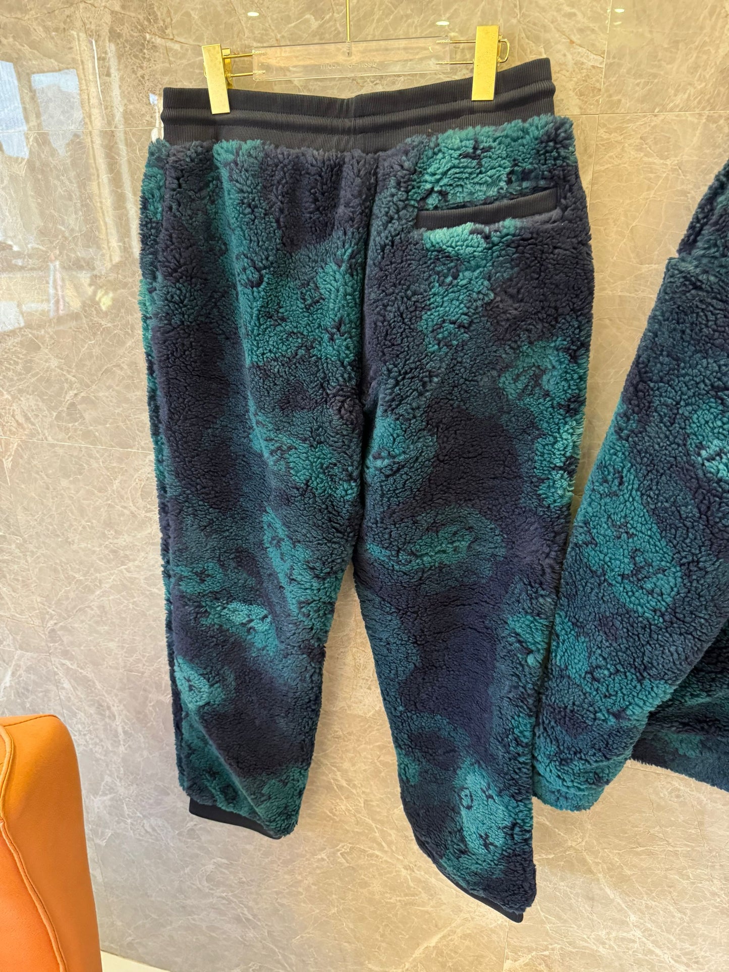 Conjunto de chaqueta y pantalón de piel de oveja con monograma de Louis Vuitton