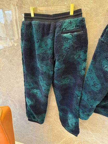 Conjunto de chaqueta y pantalón de piel de oveja con monograma de Louis Vuitton